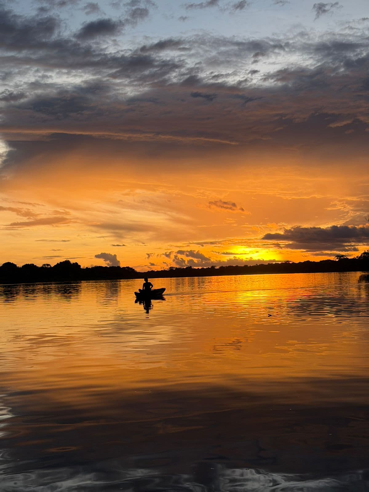 Atardecer en el Amazonas: magia sobre el agua en Puerto Nariño